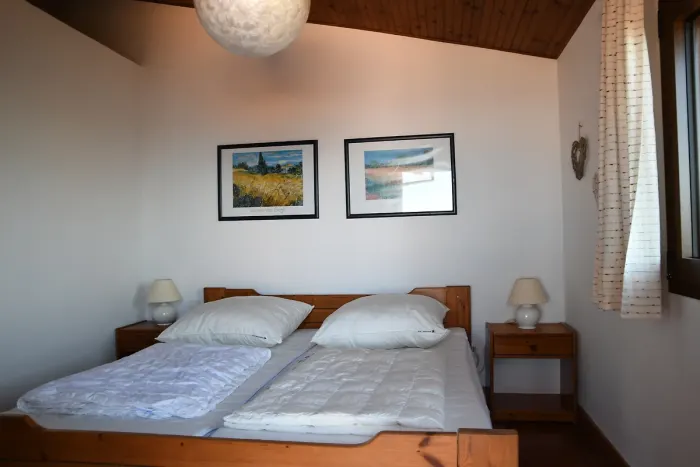 Schlafzimmer mit Doppelbett