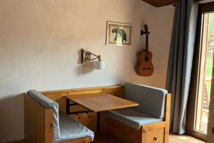 Praktische Sitzgelegenheit im 3-Bett-Zimmer