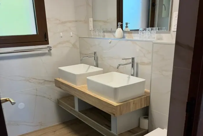 Bad mit Doppelwaschbecken